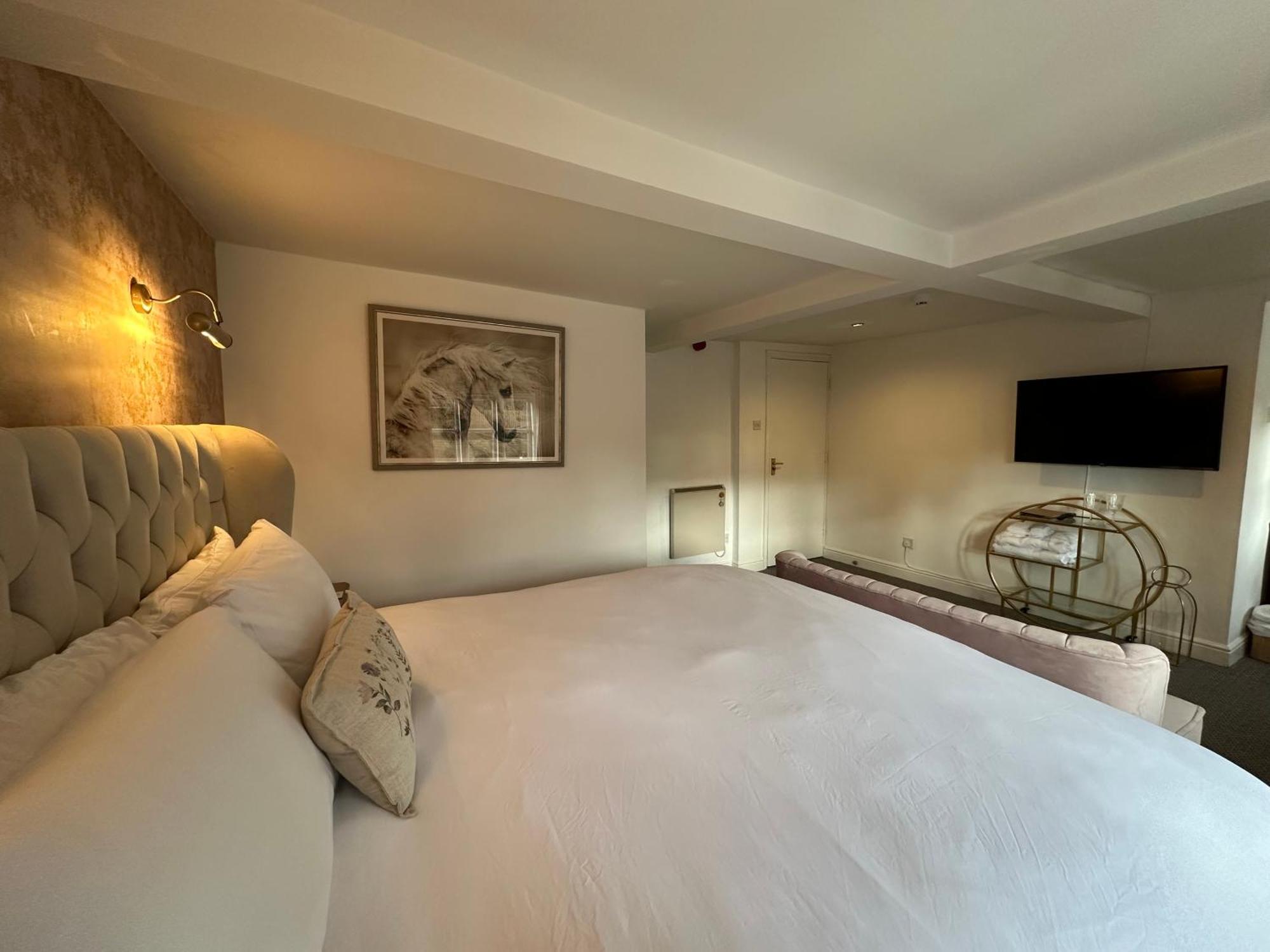 The Unicorn Inn Newton Solney Room photo
